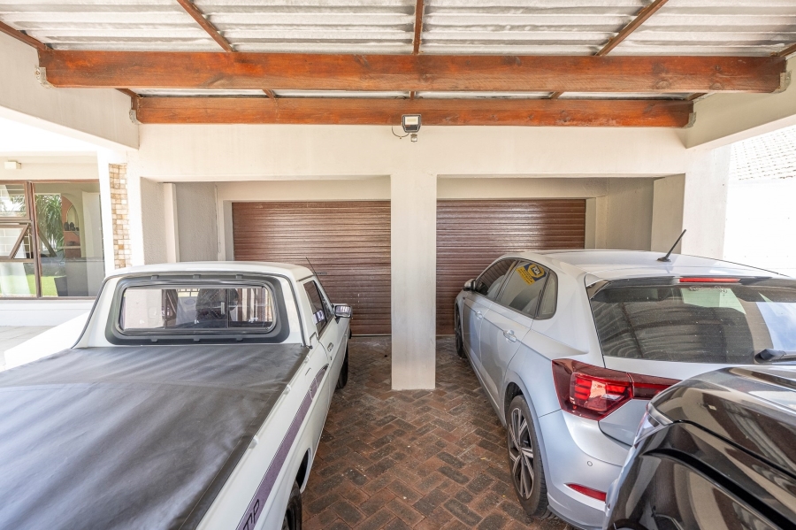 6 Bedroom Property for Sale in Oakglen Western Cape